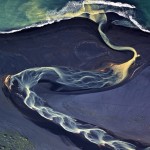 This is not photoshopped. This volcanic waters in this icelandic river don't mix.