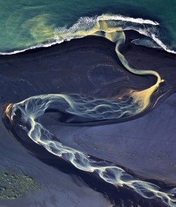 This is not photoshopped. This volcanic waters in this icelandic river don't mix.